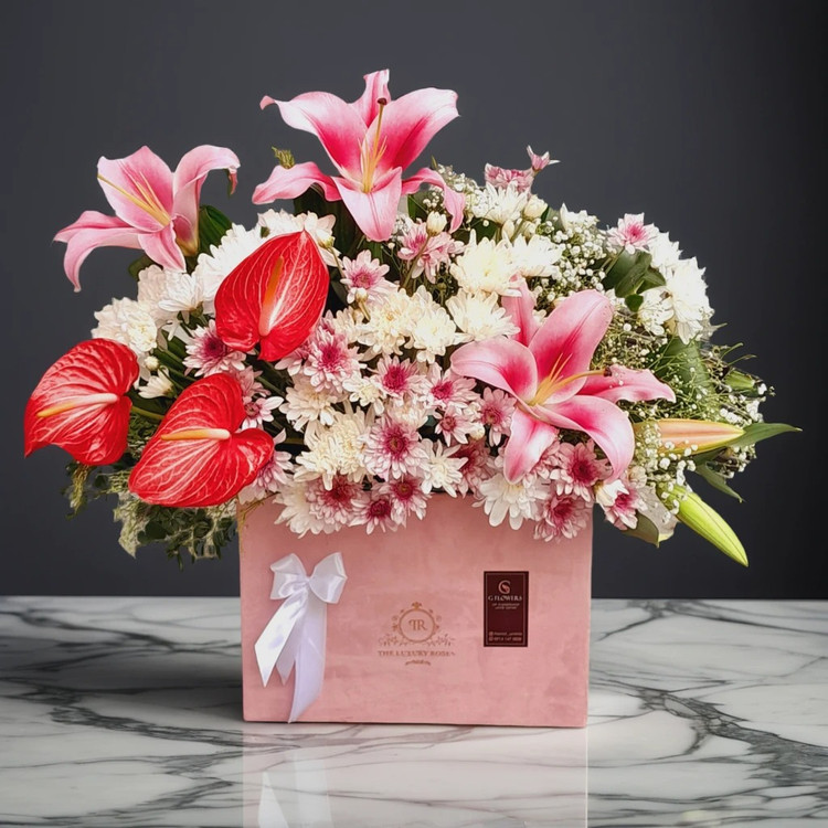 باکس گل لاکچری با لیلیوم صورتی و آنتوریوم قرمز، مناسب هدیه تولد و مناسبتهای خاص. خرید آسان و ارسال فوری در ارومیه از گلفروشی آنلاین ارومیه.