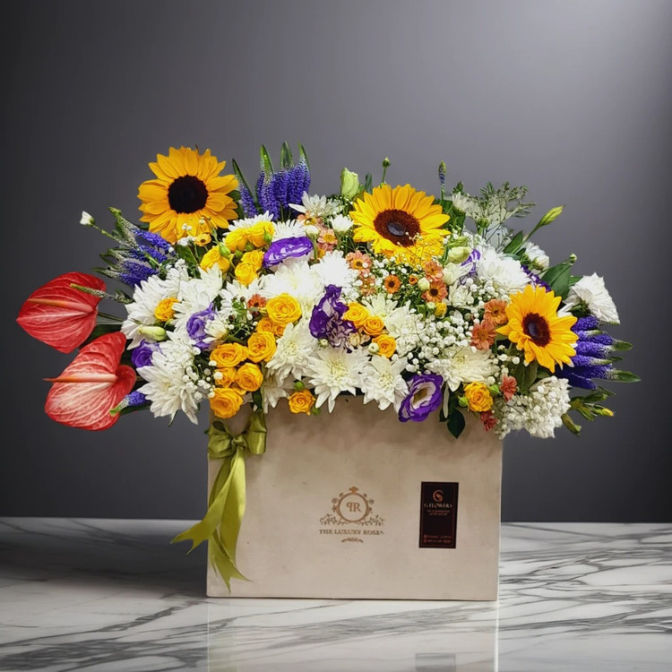 باکس گل ترکیبی با آفتابگردان، رز زرد، لیسیانتوس بنفش و گلهای سفید، مناسب سفارش آنلاین در ارومیه