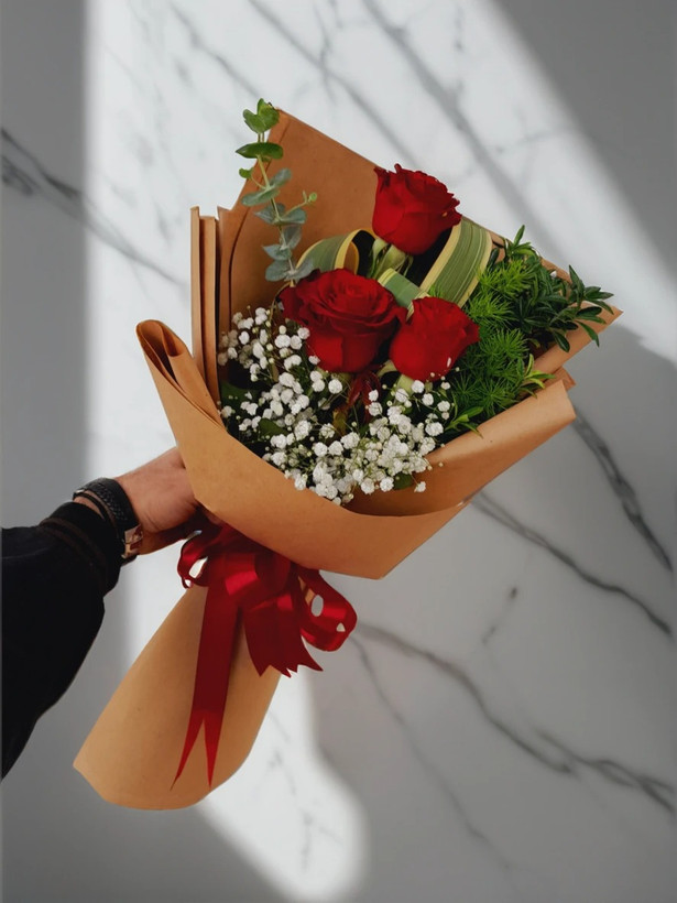 دسته گل رز قرمز با ژپسوفیلیا سفید مناسب برای خرید گل در ارومیه