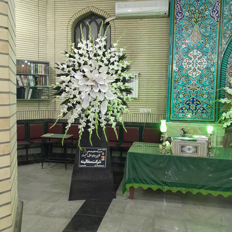 تاج گل ترحیم تک طبقه لوکس با گلهای سفید طبیعی در ارومیه