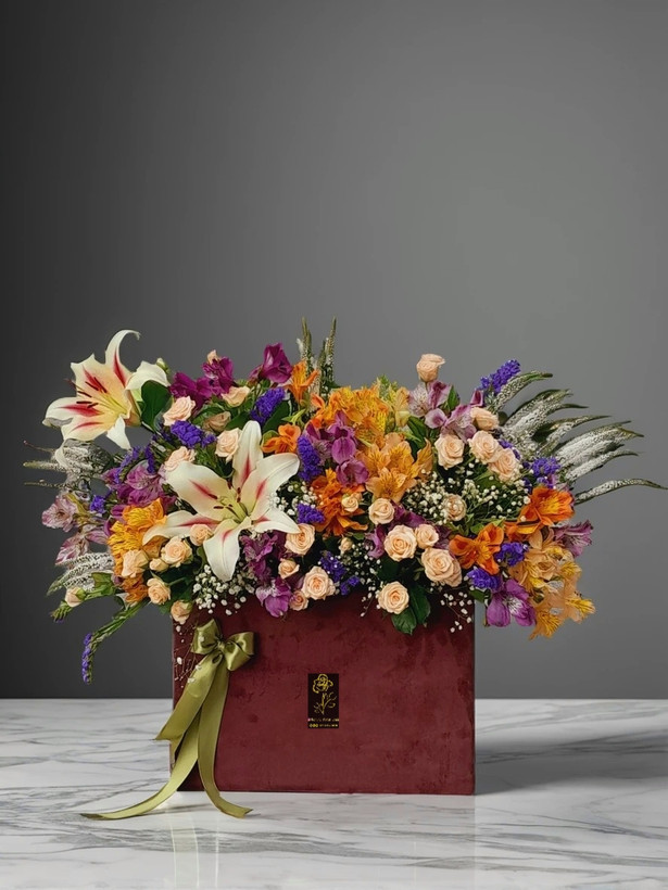 باکس گل زرشکی مدرن با گلهای تازه آلسترومریا، رز مینیاتوری و اوریانتال | گلفروشی آنلاین فلوریست اورمیا