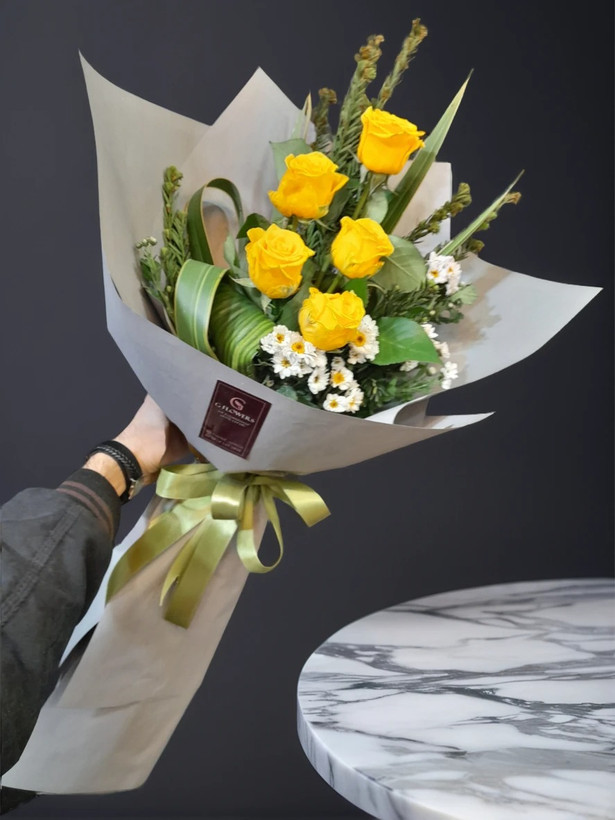 دستهگل رز قرمز ۵ شاخه با تزئین لوکس و کاغذ کرافت - مناسب برای مناسبتهای خاص