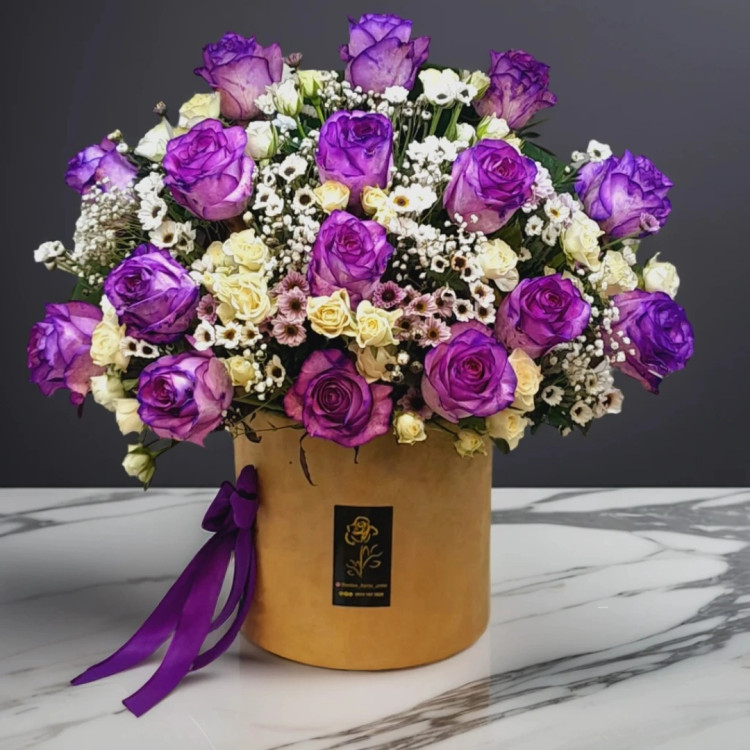 باکس گل ترکیبی با رزهای بنفش، ژپسوفیلا و کرتنزیا - هدیهای خاص برای مناسبتهای ویژه در ارومیه