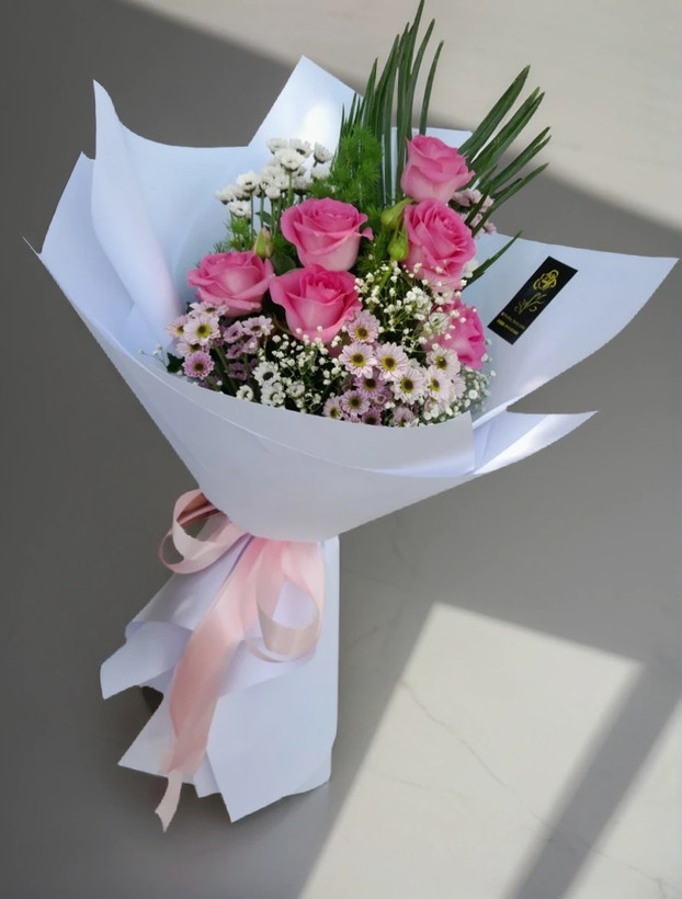 *دسته گل رز صورتی با تزئین ژپسوفیلا و کرتنزیا – ارسال سریع گل در ارومیه**