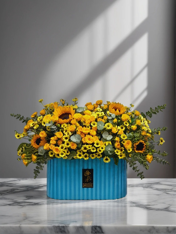 باکس گل آبی با ترکیب زیبای آفتابگردان، رز مینیاتوری زرد، کرتنزیا و برگ اوکالیپتوس - گلفروشی آنلاین ارومیه