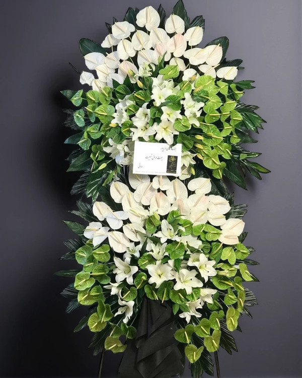 **تاج گل دو طبقه مراسم ترحیم با گل آنتریوم سبز و اوریانتال سفید معطر – تحویل در ارومیه**