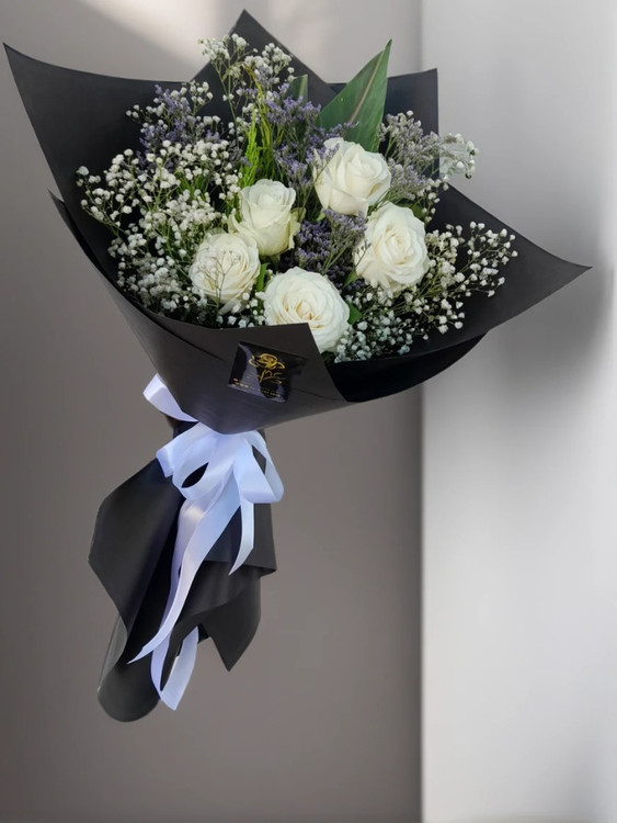 دستهگل لوکس رز سفید ۵ شاخه با ژپسوفیلا و کاور مشکی - مناسب هدیه و مراسم خاص - گلفروشی آنلاین ارومیه