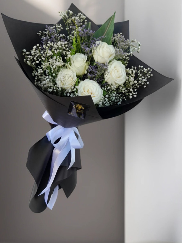 دستهگل لوکس رز سفید ۵ شاخه با ژپسوفیلا و کاور مشکی - مناسب هدیه و مراسم خاص - گلفروشی آنلاین ارومیه