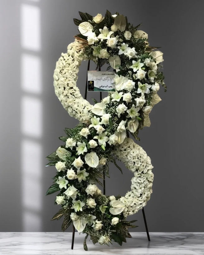 تاج گل لوکس دو طبقه مشکی و سفید برای مراسم ختم با گل های تازه - تحویل در ارومیه - floristurmia.com