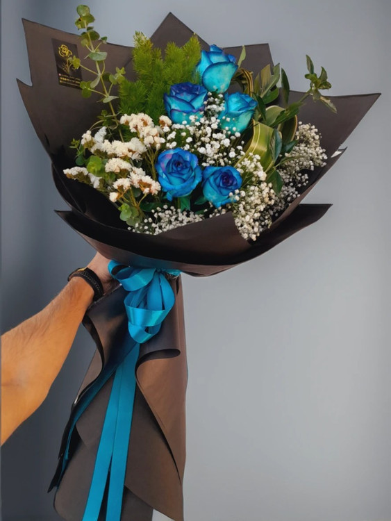 دستهگل مجلسی رز آبی ۵ شاخه با تزئینات حجیم و کاور مشکی - تحویل در ارومیه