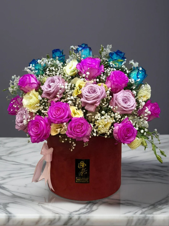 باکس گل لاکچری زرشکی با رز آبی، صورتی، سرخابی و لیسیانتوس کرم و ژپسوفیلا | تحویل در ارومیه
