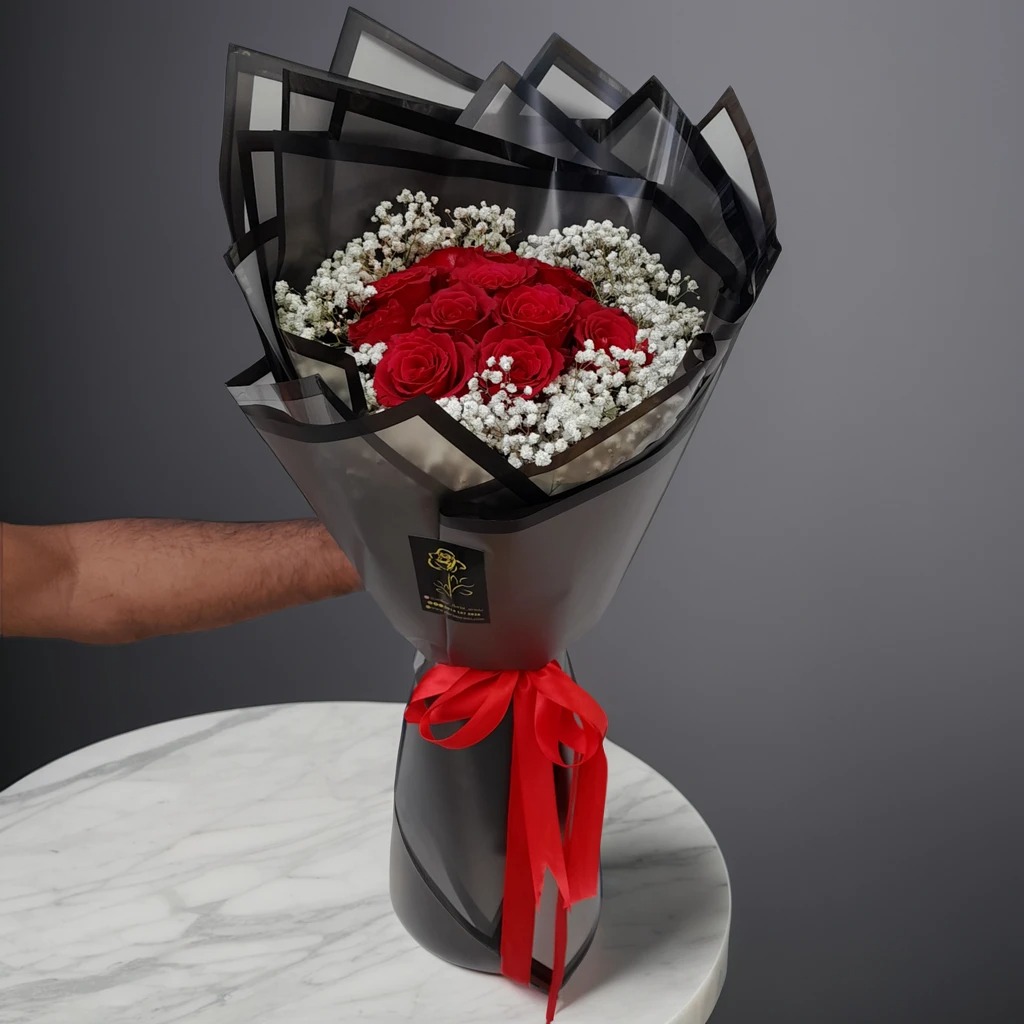 دسته گل رز قرمز ۱۲ شاخه با تزئین ژپسوفیلا و کاور مشکی زدآب - گلفروشی آنلاین ارومیه