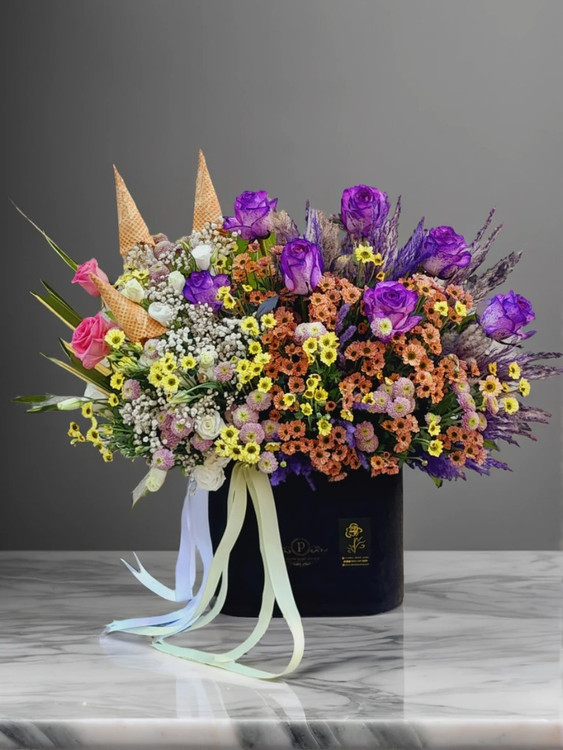 باکس گل تولد لاکچری با رز بنفش، صورتی، کرتنزیا و ژپسوفیلا | تزئین نان بستنی قیفی | تحویل در ارومیه و شهرهای اطراف