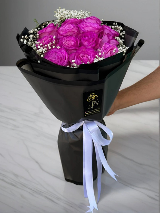 دسته گل رز سرخابی ۱۵ شاخهای با تزئین ژپسوفیلا سفید و کاور مشکی - گلفروشی ارومیه