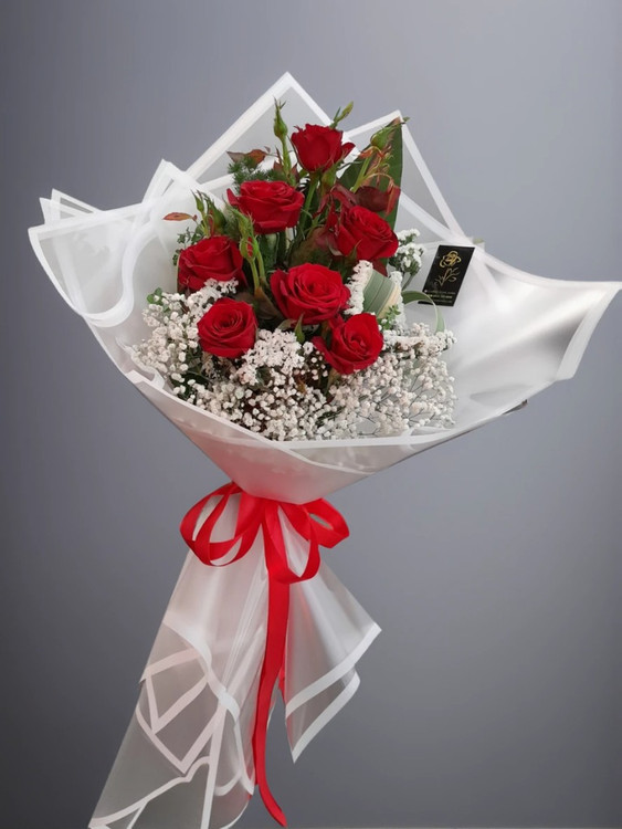 دسته گل رز قرمز ۷ شاخه با تزئین گلهای سفید ریز و کاور سفید کادویی - گل فروشی آنلاین ارومیه