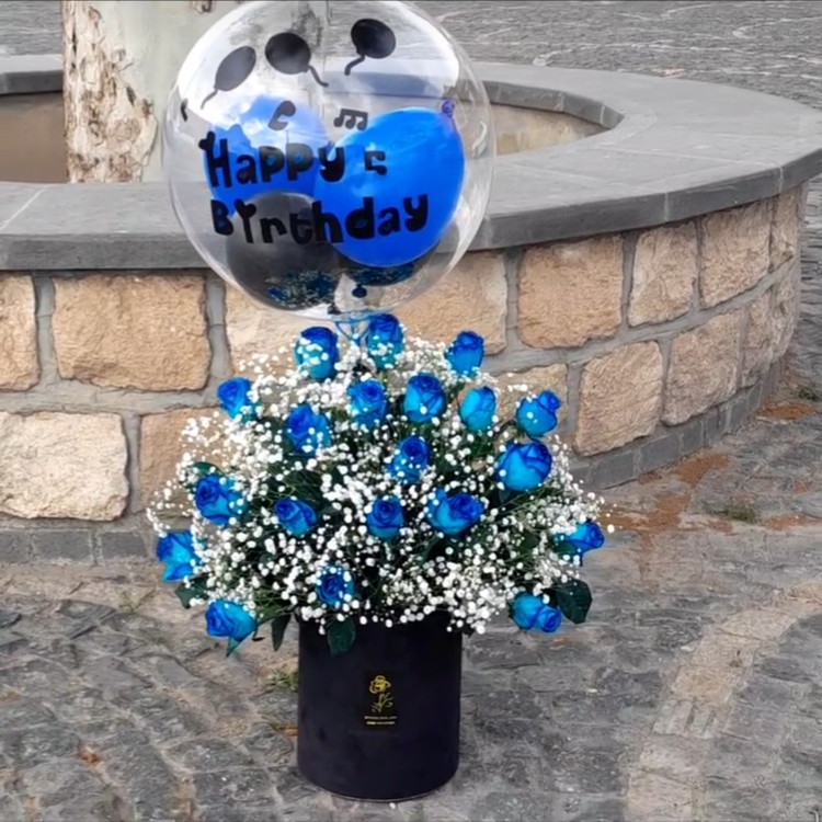 باکس گل جشن تولد با گلهای آبی کاربنی و ژپسوفیلا - گل فروشی آنلاین ارومیه FloristUrmia - تحویل سریع باکس و بالن اختصاصی