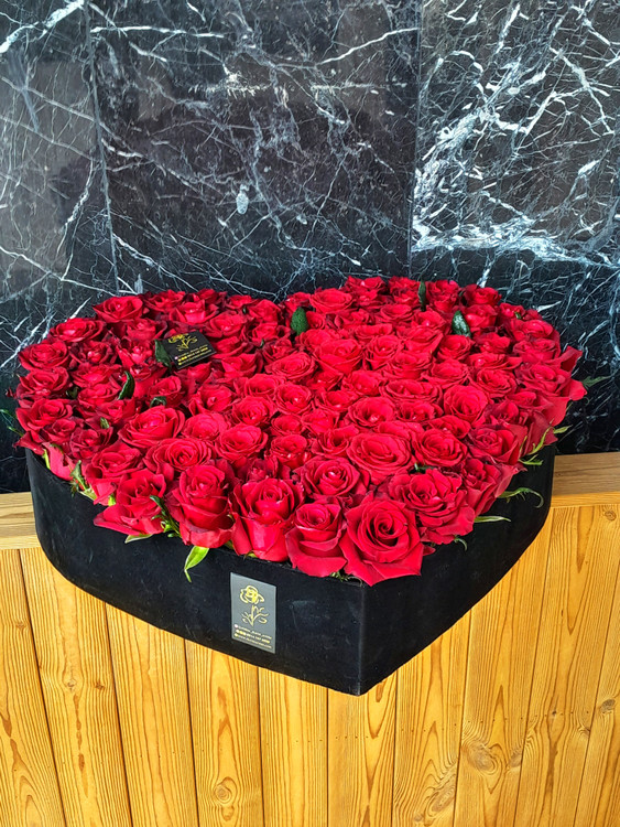 باکس هدیه قلبشکل با ۱۰۰ شاخه گل رز قرمز تازه - تحویل سریع در ایران و جهان | فروشگاه گل ارومیا