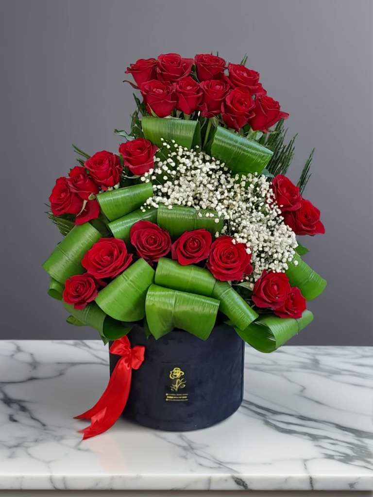 باکس گل رز قرمز ممتاز ارومیه تزئین شده با برگ‌های عبایی و ژپسوفیلا سفید - گلفروشی آنلاین فلوریست اورمیا