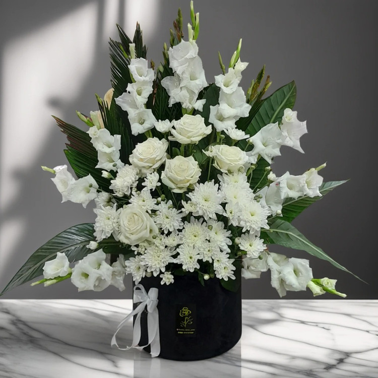 **"سبد رومیزی ترحیم یکطرفه با ترکیب گلایل سفید، رز سفید و داوودی سفید - ارسال فوری به مراسم ختم ارومیه"**