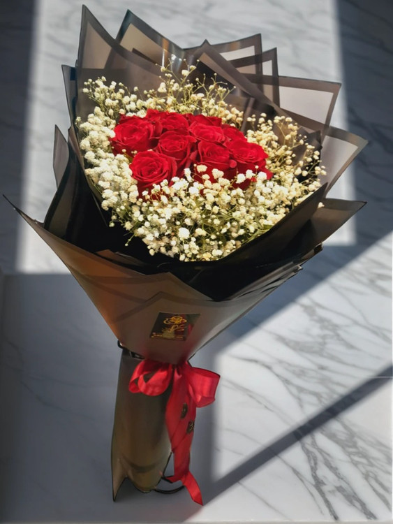 دسته گل لاکچری 12 شاخه رز قرمز تازه با تزئین گلهای ژپسوفیلا و کاور مشکی اختصاصی برای ارسال در ارومیه