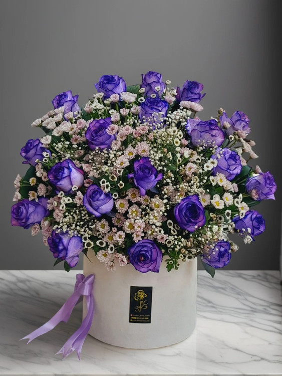 باکس گل لوکس ارومیه با رز بنفش تازه، گل کرتنزیا طبیعی و ژپسوفیلا ابری - تحویل سریع در ارومیه