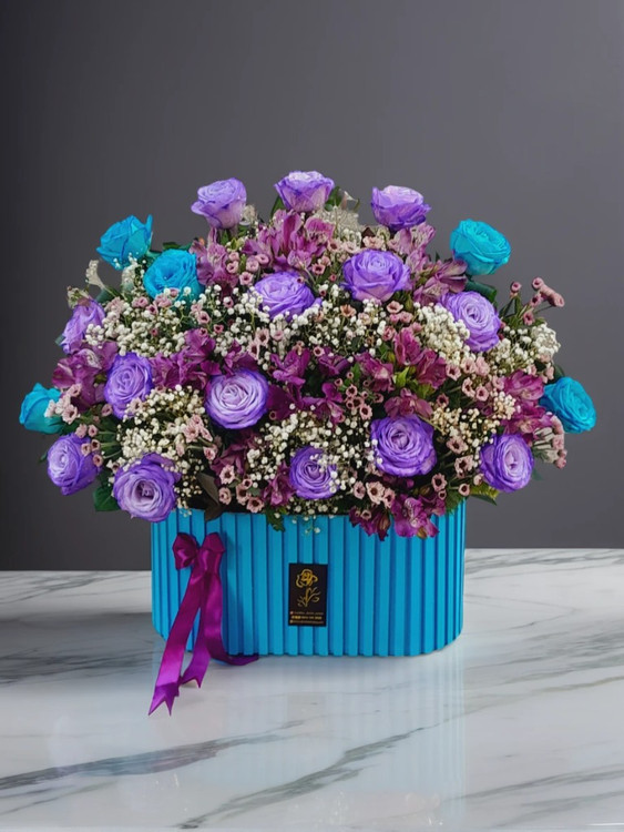 `باکس گل ترکیبی رز آبی مرمری و بنفش سلطنتی با ربان طلایی - هدیه لاکچری در ارومیه`