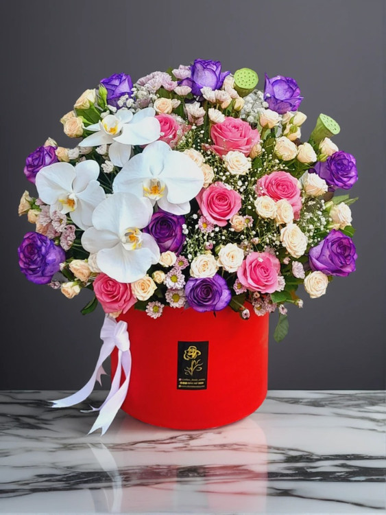 باکس گل مجلسی ارومیه با رز صورتی، رز بنفش لوکس، رز مینیاتوری ظریف و گل ارکیده سفید در سبد هدیه