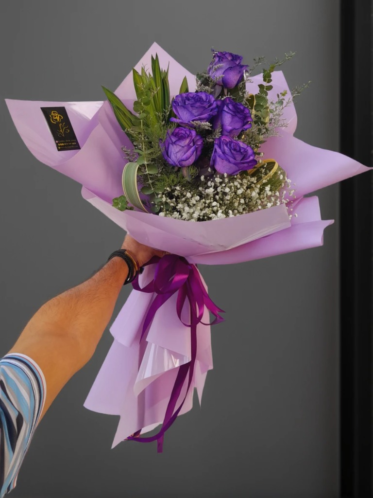 دسته گل رز بنفش مجلسی با کاور کاغذی پاستیلی بنفش و تزئین روبان، محصول ویژه گلفروشی آنلاین ارومیه برای هدیه