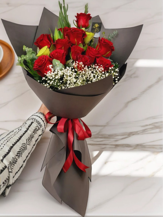 دسته گل رز قرمز لاکچری ۱۲ شاخه با تزئین ژپسوفیلا و کاور مشکی - تحویل اکسپرس در ارومیه