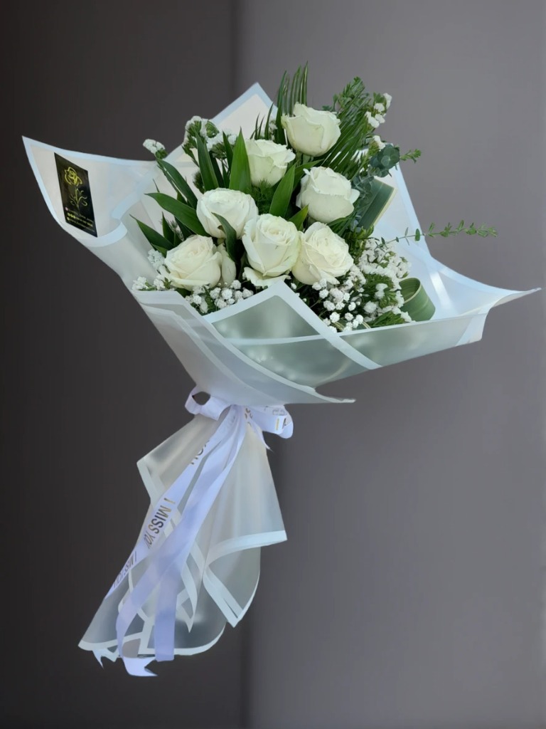 تصویر دسته گل رز سفید لوکس ۷ شاخه ای با کاور سفید از گلفروشی [florist urmia]در ارومیه