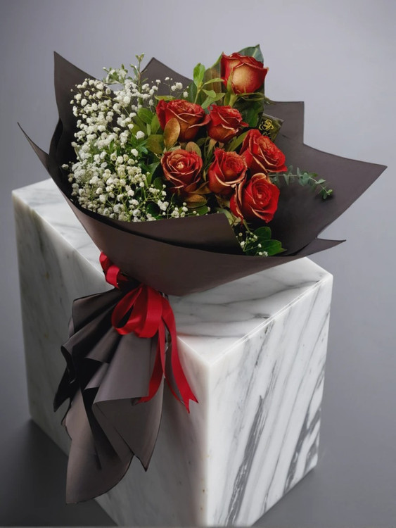 دسته گل رز قرمز ۷ شاخهای تازه از گل فروشی آنلاین ارومیه