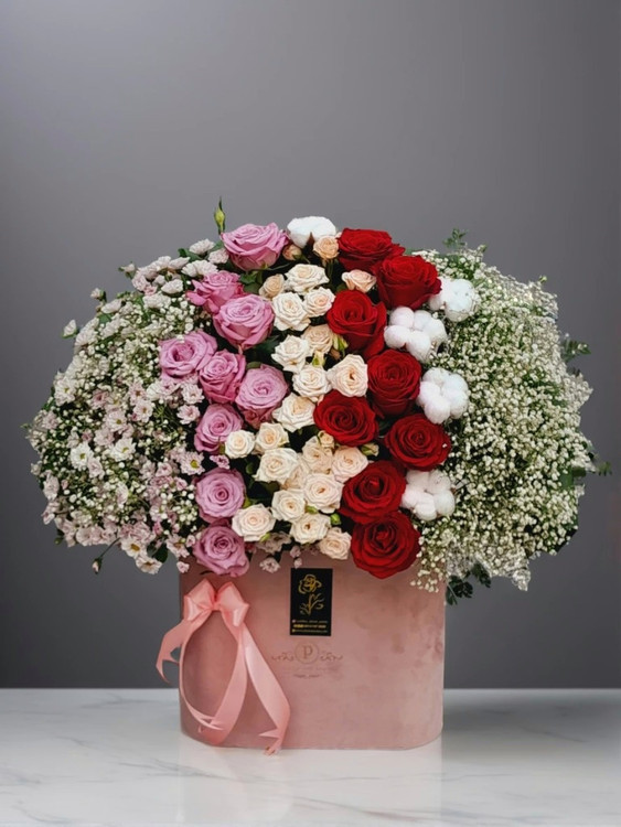 | باکس گل لاکچری و شیک مناسب مناسبتهای ویژه، تزیین شده با گلهای تازه و تزیینات premium در یک جعبه هدیه زیبا |