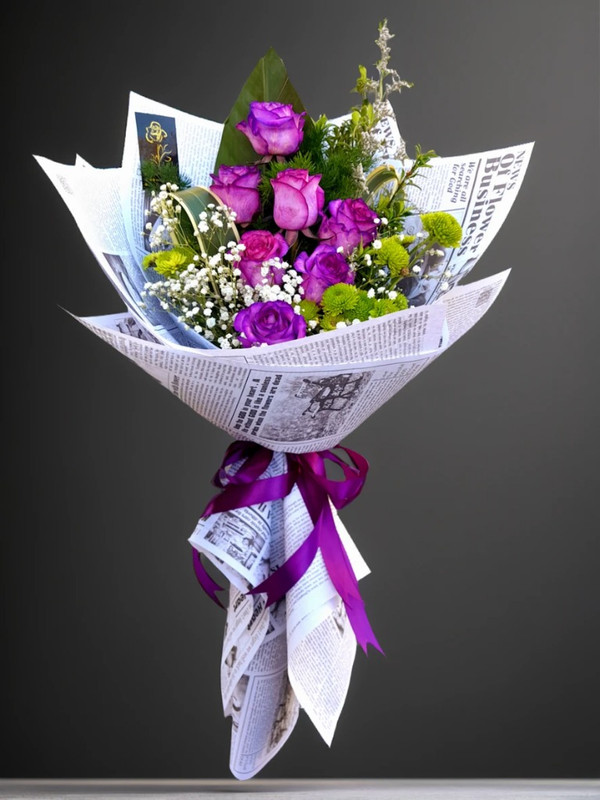 دسته گل رز بنفش ۷ شاخه با کاور روزنامهای سفید از گلفروشی آنلاین ارومیه