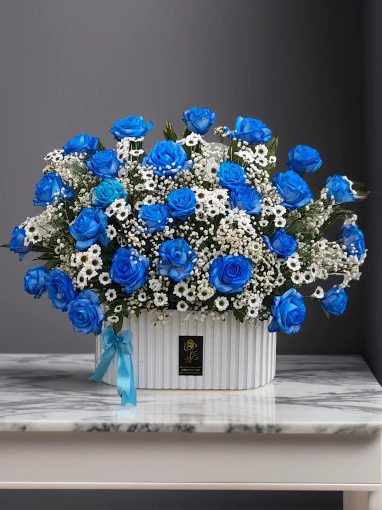 باکس گل سفید با رز آبی مصنوعی و تزئین ژپسوفیلا و کرتنزیا از گلفروشی آنلاین ارومیه