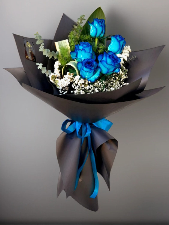 دسته گل رز آبی کاربنی با کاور مشکی - هدیهای خاص و مدرن