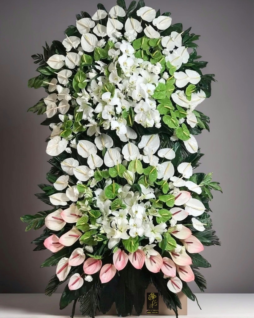 تاج گل لوکس مخصوص مراسم ترحیم و ختم با گل‌های تازه و مرغوب