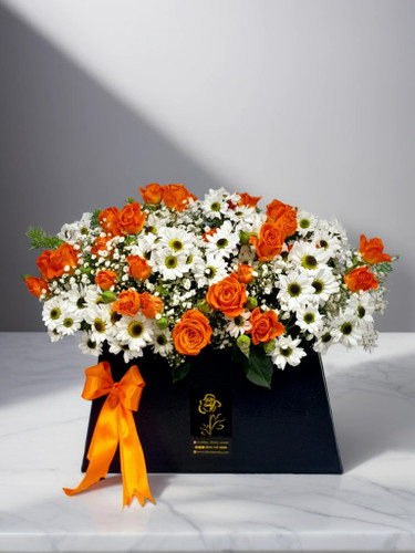 دسته گل رز مینیاتوری نارنجی و کرتنزیای سفید تازه از گل فروشی آنلاین ارومیه - مناسب هدیه و تزیین منزل