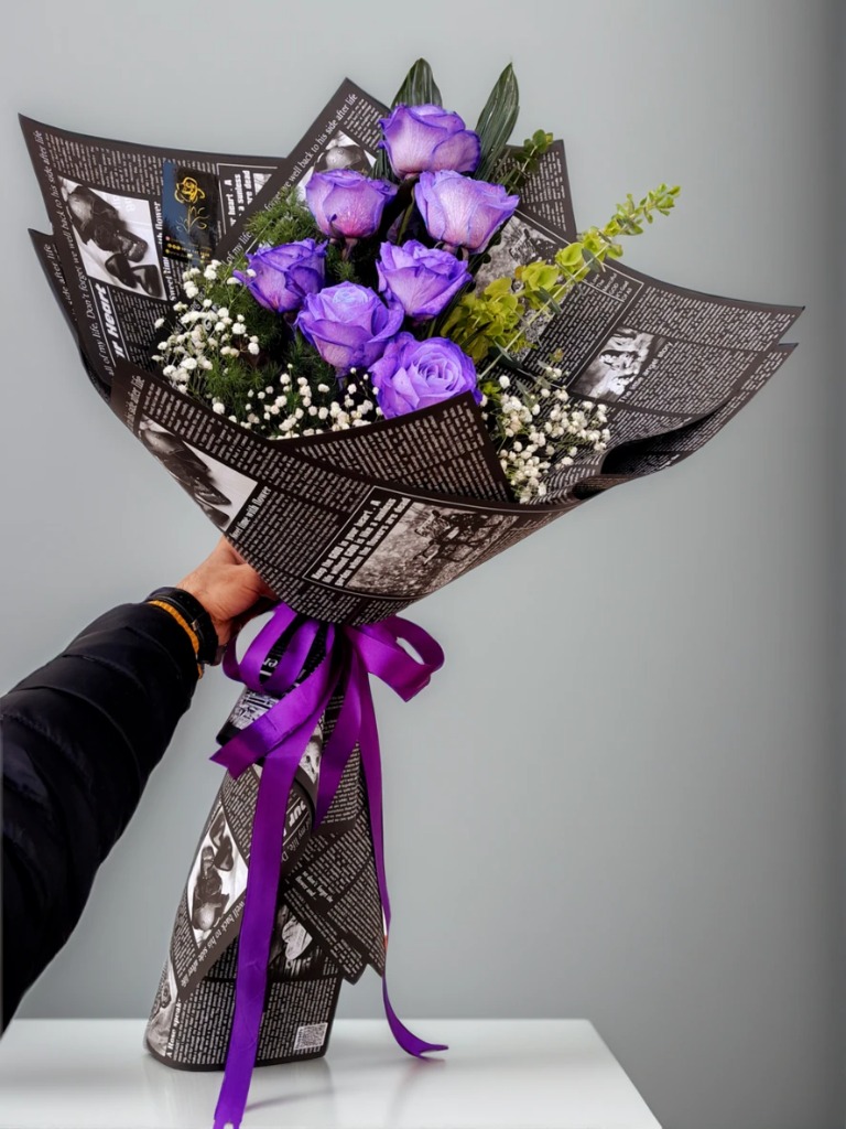 دسته گل رز بنفش لاکچری با کاور روزنامه ای از گلفروشی آنلاین ارومیا