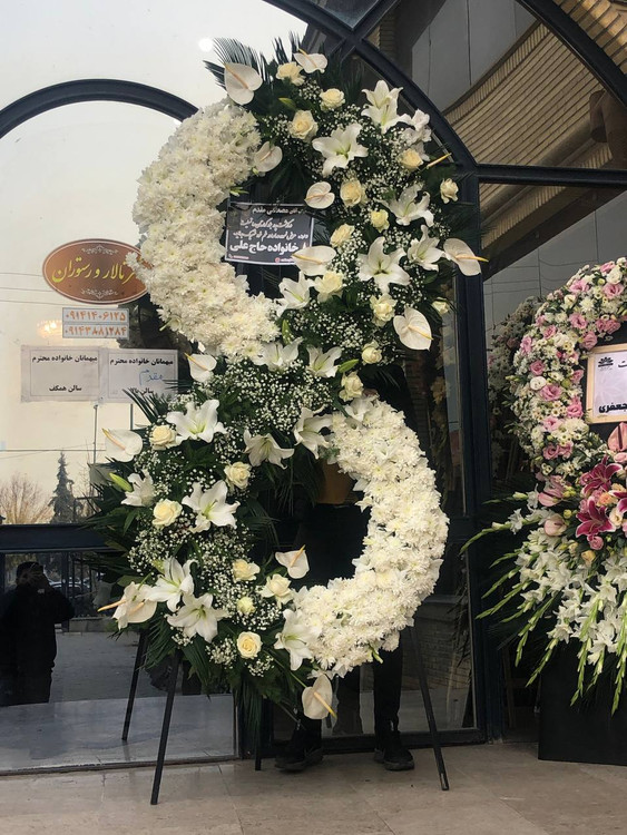 تاج گل دوطبقه درباری لوکس ویژه مراسم ترحیم – تحویل در ارومیه | گلفروشی آنلاین ارومیه – FloristUrmia