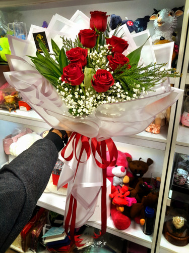 دستهگل رز ۷ شاخهای با کاغذ پیچی اختصاصی – هدیهای لوکس از برند فلوریست ارومیه | تحویل در ارومیه