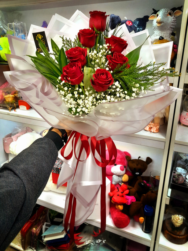 دستهگل رز ۷ شاخهای با کاغذ پیچی اختصاصی – هدیهای لوکس از برند فلوریست ارومیه | تحویل در ارومیه