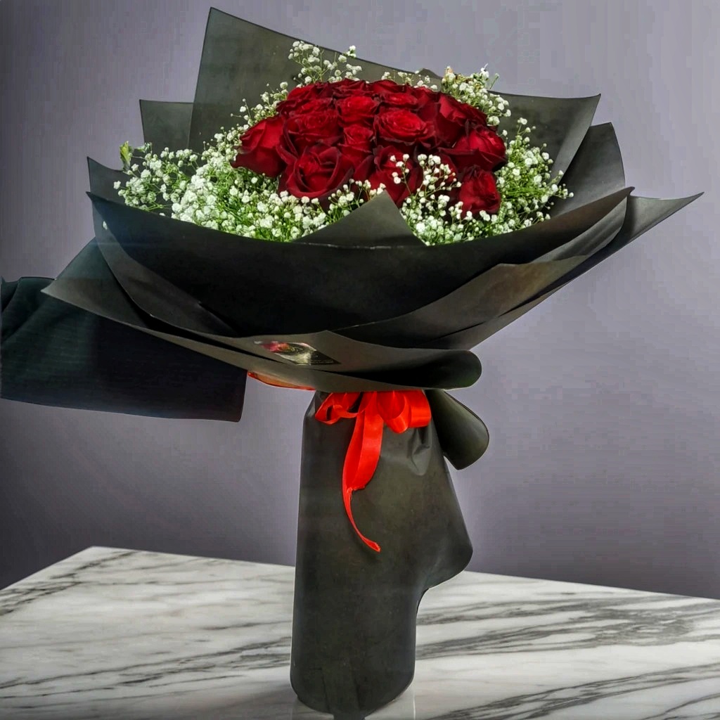 دسته گل رز ۲۰ شاخه با ژپسوفیلا و کاور مشکی – طراحی لوکس و چشم‌نواز برای هدیه در ارومیه | گلفروشی آنلاین فلوریست ارومیه