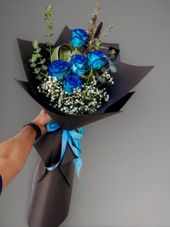 دسته گل رز آبی طبیعی با طراحی شیک و بستهبندی لوکس – مناسب برای هدیه در مناسبتهای خاص | گلفروشی ارومیه | FloristUrmia