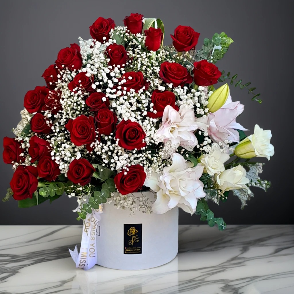 باکس گل رز و لیلیوم با گل‌های تازه و طراحی اختصاصی – ترکیبی از عشق و شکوه برای هدیه در ارومیه | گلفروشی آنلاین فلوریست ارومیه
